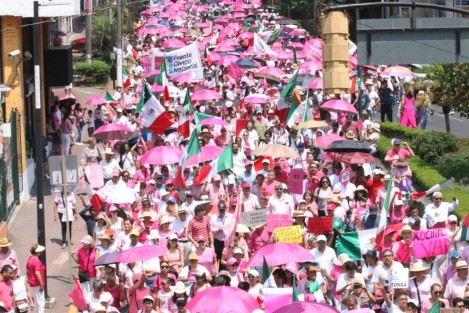 Este domingo se llevó a cabo en Xalapa la llamada  marcha rosa por la avenida Ávila Camacho para concluir en la Plaza Lerdo. Con el lema en defensa de la democracia y la justicia, cientos caminaron para apoyar a Xóchitl Gálvez a la presidencia de la República.