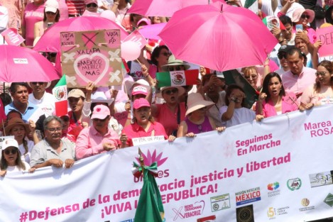 Este domingo se llevó a cabo en Xalapa la llamada  marcha rosa por la avenida Ávila Camacho para concluir en la Plaza Lerdo. Con el lema en defensa de la democracia y la justicia, cientos caminaron para apoyar a Xóchitl Gálvez a la presidencia de la República.