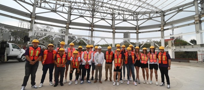 El gobernador Cuitláhuac García Jiménez, en compañía del equipo femenil de Halcones de Xalapa, visitó la construcción del nuevo estadio Nido Halcón, por la zona de Arco Sur, en la capital veracruzana.
