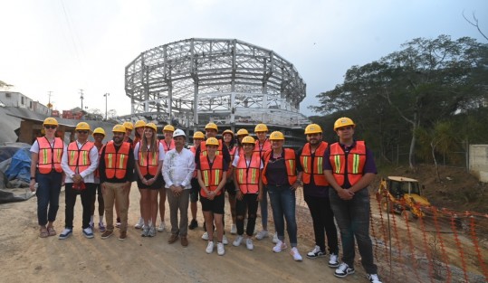 El gobernador Cuitláhuac García Jiménez, en compañía del equipo femenil de Halcones de Xalapa, visitó la construcción del nuevo estadio Nido Halcón, por la zona de Arco Sur, en la capital veracruzana.
