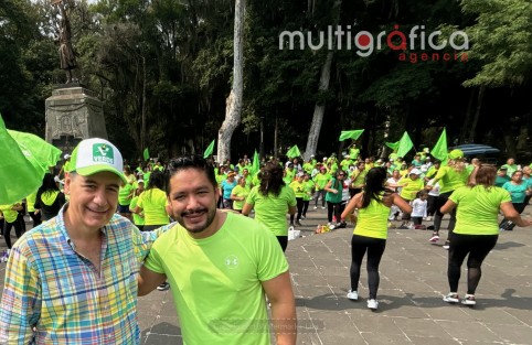 Antonio Ballesteros, candidato de la alianza Sigamos Haciendo Historia en Veracruz a la diputación local por el Distrito 10, va que zumba en campaña. Así se le vio este domingo familiar en el parque Los Berros. 