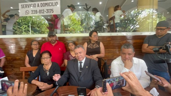 Locatarios de la Plaza del Calzado de Acatlán, Ver., en voz de su abogado dieron a conocer que demandarán al alcalde  Aquilino Rodríguez, quien se negó a entregarles los locales que la administración anterior les otorgó en comodato, esto pese a existir resolución legal a su favor.  Imagen:
