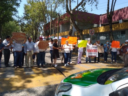 Trabajadores del SNADETISSSTE bloquearon la avenida Xalapa con dirección al centro, a la altura de la Delegación de este instituto se quejan de violación a sus derechos laborales. 