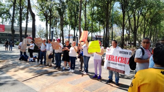 Trabajadores del SNADETISSSTE bloquearon la avenida Xalapa con dirección al centro, a la altura de la Delegación de este instituto se quejan de violación a sus derechos laborales. 