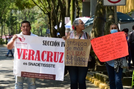 Trabajadores del SNADETISSSTE bloquearon la avenida Xalapa con dirección al centro, a la altura de la Delegación de este instituto se quejan de violación a sus derechos laborales. 