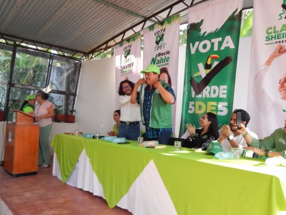  El candidato a diputado local por el distrito de Coatepec de la coalición Sigamos Haciendo Historia en Veracruz, el Profe Ramón Díaz, recibió el respaldo de las y los militantes y simpatizantes del Partido Verde Ecologista de México, quienes le garantizaron llevarlo al triunfo este próximo 2 de junio.