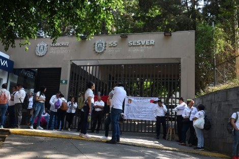 Agremiados de la Sección 70 del Sindicato Nacional de Trabajadores de la Secretaría de Salud (SNTSA) colocaron las banderas de huelga en la sede de la dependencia y 10 jurisdicciones sanitarias mas, exigen que se cumplan sus demandas. Hospitales y centros de salud trabajan con normalidad. 