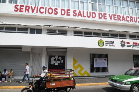 Agremiados de la Sección 70 del Sindicato Nacional de Trabajadores de la Secretaría de Salud (SNTSA) colocaron las banderas de huelga en la sede de la dependencia y 10 jurisdicciones sanitarias mas, exigen que se cumplan sus demandas. Hospitales y centros de salud trabajan con normalidad. 