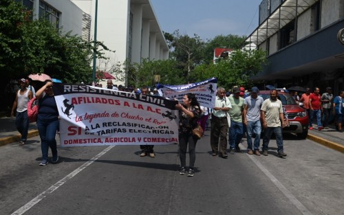 Integrantes del Movimiento de Resistencia Civil La Leyenda de Chucho El Roto se congregaron frente a las oficinas de la gerencia de la División Oriente de la Comisión Federal de Electricidad (CFE) para entregar solicitud de una mesa de negociaciones  para reducción de tarifas eléctricas y el mantenimiento de las líneas de conducción. 