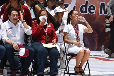 Bajo un intenso sol, con 33 grados de temperatura, Xalapa fue la sede del cierre de campaña de la candidata a la gubernatura de Veracruz, Rocío Nahle, quien fue acompañada por la candidata presidencial Claudia Sheinbaum. 