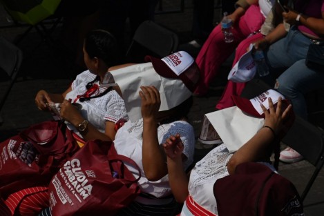 Bajo un intenso sol, con 33 grados de temperatura, Xalapa fue la sede del cierre de campaña de la candidata a la gubernatura de Veracruz, Rocío Nahle, quien fue acompañada por la candidata presidencial Claudia Sheinbaum. 