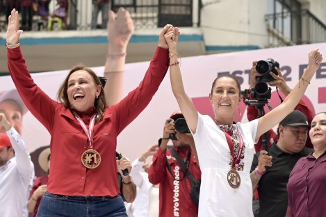 El triunfo es un hecho y el 2 de junio es trámite porque los veracruzanos y veracruzanas ya decidieron por ¡Morena!, aseguró en su gran cierre de campaña la candidata a la gubernatura de Veracruz por Morena, PT, Partido Verde y Fuerza por México, Rocío Nahle García. 