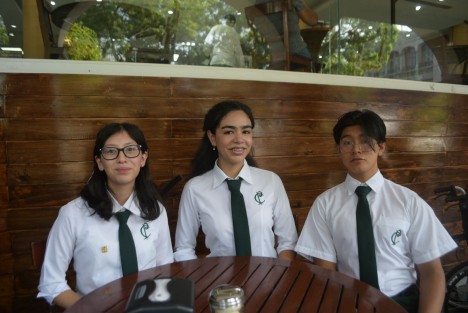 La embajada de Estados Unidos seleccionó estudiantes del Colegio Preparatorio de Xalapa para la beca Jóvenes en Acción. Daniela Yorio Chaparro, Carlos Aguirre Rodríguez y Patricia Martínez del segundo semestre viajarán a Estados Unidos para una capacitación e implementar su proyecto inglés para el futuro: Empoderando estudiantes a través del MUN