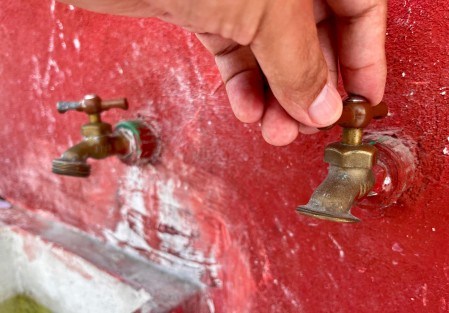 Pobladores de Chilchotla, Puebla, cerraron las válvulas de abastecimiento que surten de agua a gran parte de la población xalapeña, por lo que de no reabrirlas pronto, parte del municipio se quedará sin abasto.