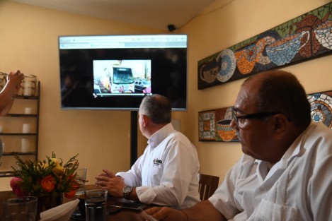  El representante del PRI ante el 10 Consejo Distrital del INE en Veracruz, Enrique Romero Lomán, y el coordinador de campaña de la Diputación Federal por Xalapa Guilebaldo Flores Lomán, presentaron a la prensa imágenes del presuntol acarreo de personas en autobuses al evento de cierre de campaña de Claudia Sheinbaum. 
