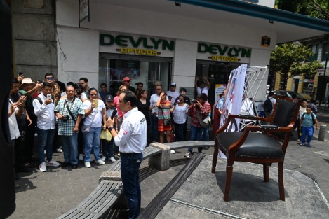 El candidato a la diputación federal Américo Zúñiga desde el centro de Xalapa agradeció a los medios de comunicación y a sus colaboradores el apoyo durante la campaña.