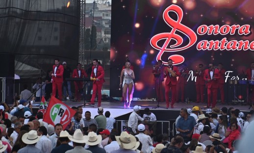 En el Deportivo Ferrocarrilero, La Sonora Santanera amenizó previo al cierre de campaña de Pepe Yunes.