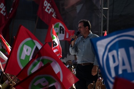 El candidato del PRI, PAN y PRD Pepe Yunes , al cerrar su campaña en el campo deportivo Ferrocarrilero de esta  capital y ante miles de simpatizantes,  aseguró que en su gobierno sí cumplirá al Magisterio, a los trabajadores de la salud, a los campesinos, y a todos los que hacen posible que funcione la administración pública