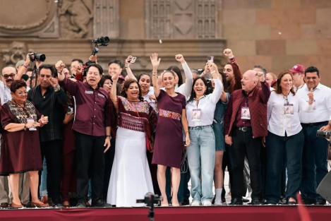 Con la convicción de que no hay otro camino que la Cuarta Transformación, la candidata al gobierno de Veracruz por Morena, PT, PVEM y Fuerza por México, Rocío Nahle García, acompañó a la próxima presidenta del país, Claudia Sheinbaum en su cierre de campaña en el zócalo capitalino.