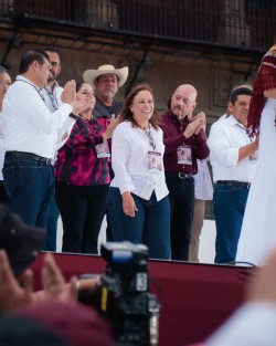 Ahora se gobierna de una manera distinta, donde el tema social y humano pasó a primer término antes que cualquier cosa, donde los derechos ciudadanos, derechos humanos, todos los derechos son respetados y vamos caminando para tener todavía una República más justa, subrayó Nahle García.