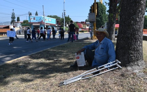 Vecinos de la colonia Obrero Campesina de Xalapa, inconformes por la falta de agua por más de 12 días,  bloquearon el cruce de las avenidas Ruiz Cortines y Cándido Aguilar.