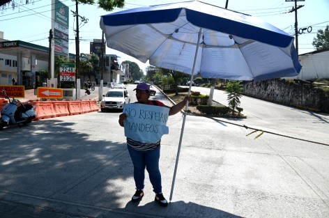 Vecinos de la colonia Obrero Campesina de Xalapa, inconformes por la falta de agua por más de 12 días,  bloquearon el cruce de las avenidas Ruiz Cortines y Cándido Aguilar.