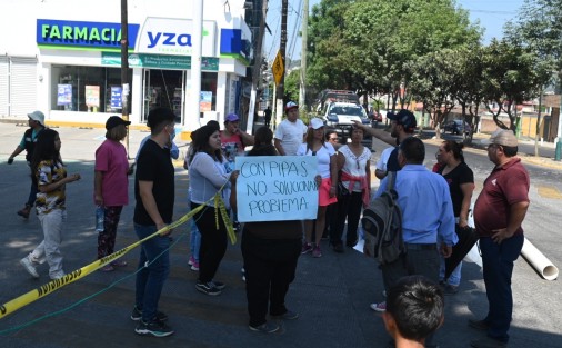 Vecinos de la colonia Obrero Campesina de Xalapa, inconformes por la falta de agua por más de 12 días,  bloquearon el cruce de las avenidas Ruiz Cortines y Cándido Aguilar.