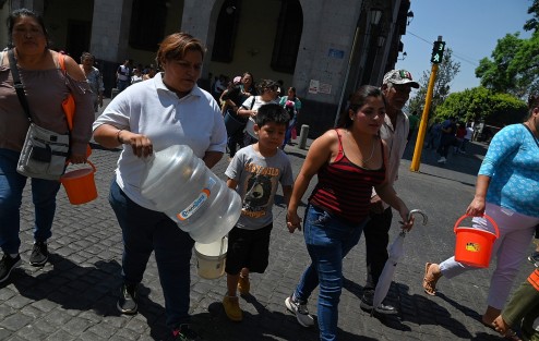 Al grito de ¡Queremos agua!, y con cubeta en mano, vecinos de las colonias FREDEPO y Moctezuma se plantaron frente a Palacio Municipal para exigir a las autoridades el suministro del vital líquido.
