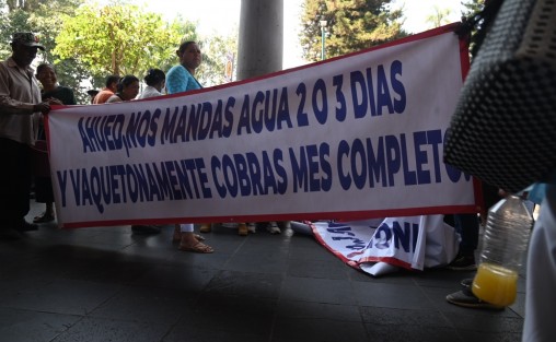 Cabe señalar que en este como en otro casos, los ciudadanos argumentan que les cobran -el mes completo-, cuando es bien sabido que el consumo de agua es por metro cúbico consumido, no por día. 