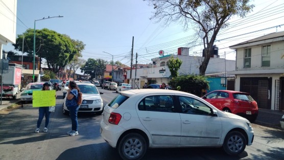 Vecinos de la colonia Carolino Anaya bloquearon la avenida Miguel Alemán, frente a CMAS. Exigen respetar tandeos; recriminan altos cobros y mala atención de funcionarios. Cerca de las 9:30 horas los inconformes liberaron la vialidad.