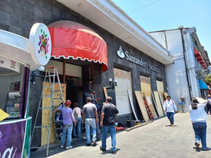A partir de hoy se ven en el centro de la capital veracruzana los preparativos para la jornada electoral del domingo. 