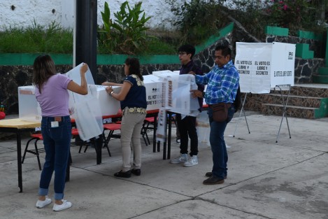 Con retraso de una hora, la casilla 1877 de colonia Veracruz comenzó a operar, lo que molestó a algunas personas que se dieron cita desde temprana hora para emitir su voto, en su mayoría adultos de la tercera edad.