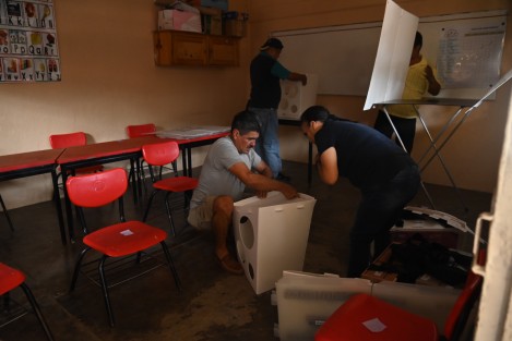 Con retraso de una hora, la casilla 1877 de colonia Veracruz comenzó a operar, lo que molestó a algunas personas que se dieron cita desde temprana hora para emitir su voto, en su mayoría adultos de la tercera edad.