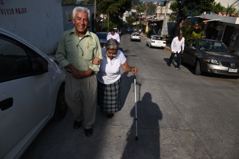 Con retraso de una hora, la casilla 1877 de colonia Veracruz comenzó a operar, lo que molestó a algunas personas que se dieron cita desde temprana hora para emitir su voto, en su mayoría adultos de la tercera edad.
