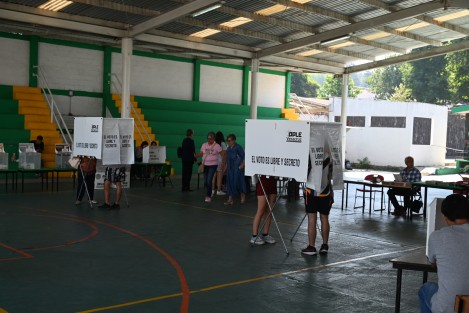 Con retraso de una hora, la casilla 1877 de colonia Veracruz comenzó a operar, lo que molestó a algunas personas que se dieron cita desde temprana hora para emitir su voto, en su mayoría adultos de la tercera edad.