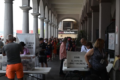 Las mil boletas de la casilla especial en el palacio Municipal de Xalapa, obviamente serán insuficientes. La fila alcanzó hasta la calle Revolución.