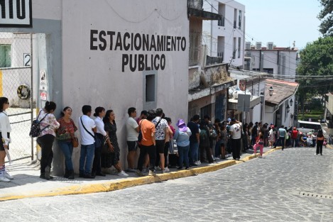 Las mil boletas de la casilla especial en el palacio Municipal de Xalapa, obviamente serán insuficientes. La fila alcanzó hasta la calle Revolución.