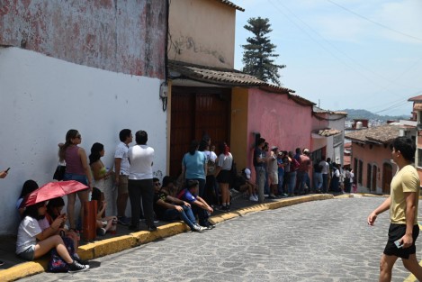 Las mil boletas de la casilla especial en el palacio Municipal de Xalapa, obviamente serán insuficientes. La fila alcanzó hasta la calle Revolución.