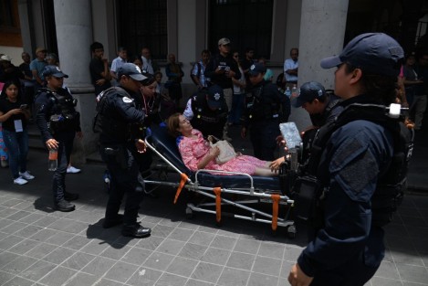 En el centro de Xalapa, una persona mayor que espera para emitir su voto, se desvaneció, por lo que tuvo que ser auxiliada. En otras casillas se dio preferencia a los adultos mayores para evitar que se expusieran demasiado a los y rayos del sol. 