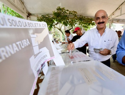 Al igual que miles de xalapeños, el alcalde Ricardo Ahued acudió a emitir su voto. 