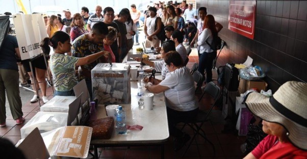 Al menos tres mil personas se dieron cita en la central de autobuses de Xalapa se dieron cita para votar lamentablemente sólo había dos mil boletas por lo que varios se quedaron sin votar.
