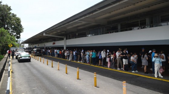Al menos tres mil personas se dieron cita en la central de autobuses de Xalapa se dieron cita para votar lamentablemente sólo había dos mil boletas por lo que varios se quedaron sin votar.