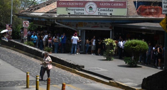 Al menos tres mil personas se dieron cita en la central de autobuses de Xalapa se dieron cita para votar lamentablemente sólo había dos mil boletas por lo que varios se quedaron sin votar.