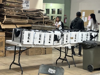 Una vez cerradas las casillas el trabajo continuó. Gracias a los ciudadanos que asumieron la responsabilidad de funcionarios de casilla y personal del INE que se encarga de resguardar los paquetes electorales. Así lucieron las instalaciones del órgano electoral en la Av. Ávila Camacho.
