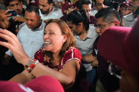 En compañía de algunos militantes de los partidos de la coalición Por amor a Veracruz, Rocío Nahle festejó su virtual triunfo, que dijo es por lo menos de 22 puntos de diferencia.
