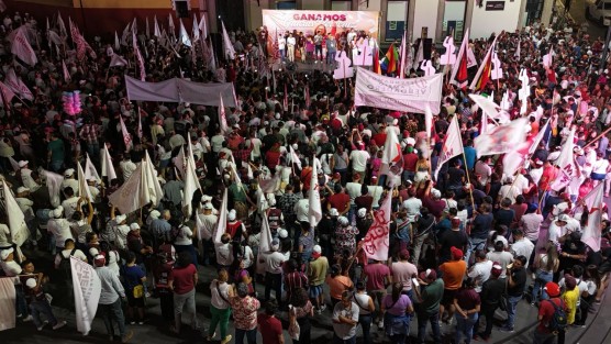En compañía de algunos militantes de los partidos de la coalición Por amor a Veracruz, Rocío Nahle festejó su virtual triunfo, que dijo es por lo menos de 22 puntos de diferencia.
