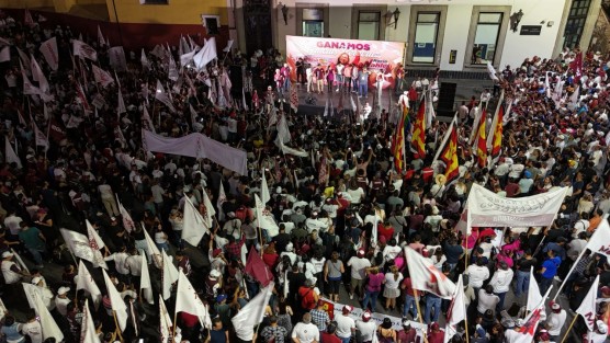 En compañía de algunos militantes de los partidos de la coalición Por amor a Veracruz, Rocío Nahle festejó su virtual triunfo, que dijo es por lo menos de 22 puntos de diferencia.