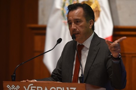 El gobernador Cuitláhuac García Jiménez celebró que el pueblo dio otra lección a aquellos que en su borrachera de mentiras creyeron que podían engañar pero hoy despiertan crudos al ver que la transformación continúa, pues la democracia derrotó a la mentira: Claudia Sheinbaum Pardo será la primera presidenta de México y Rocío Nahle García la primera gobernadora de Veracruz.