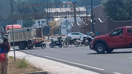 -Pobladores de Ixhuacán de los Reyes bloquearon varios puntos, entre estos la Xalapa-Coatepec. Demandan la atención a incendios. También bloquearon la vialidad hacia Las Trancas, entre otras. 