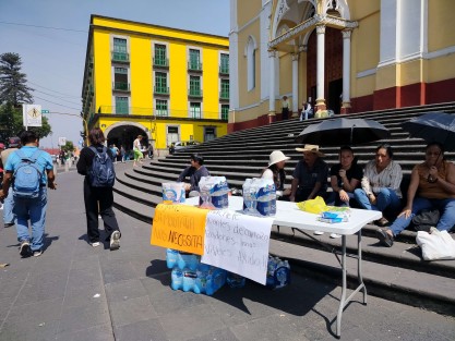 Habitantes de Cosautlán  colocaron una mesa para pedir el apoyo de los ciudadanos y juntar víveres;  manifestaron que es necesaria la intervención del gobierno Federal para apagar el fuego.